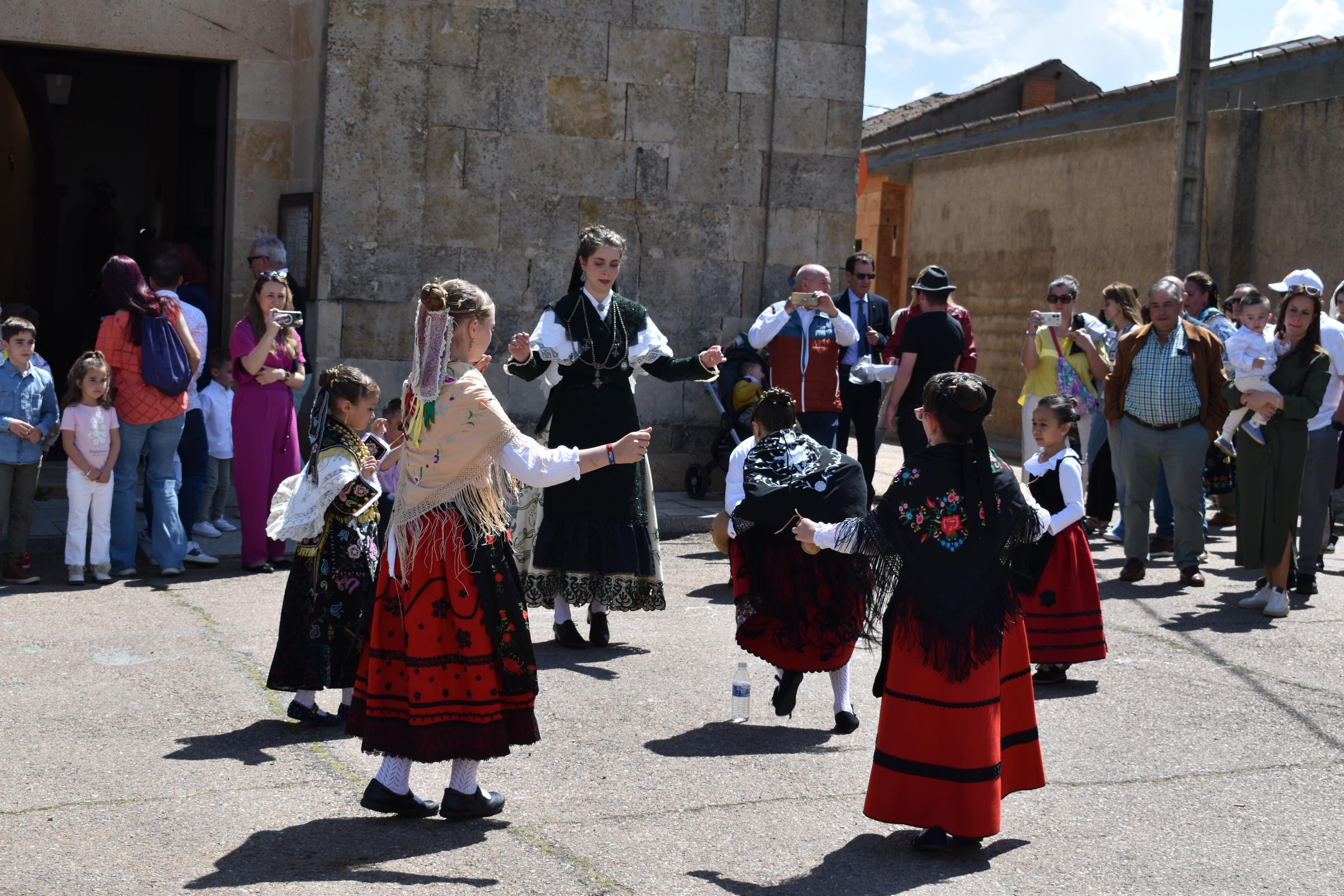 Doñinos abre el día grande de las fiestas de San Marcos con las citas religiosas y el reparto de vino y perronillas