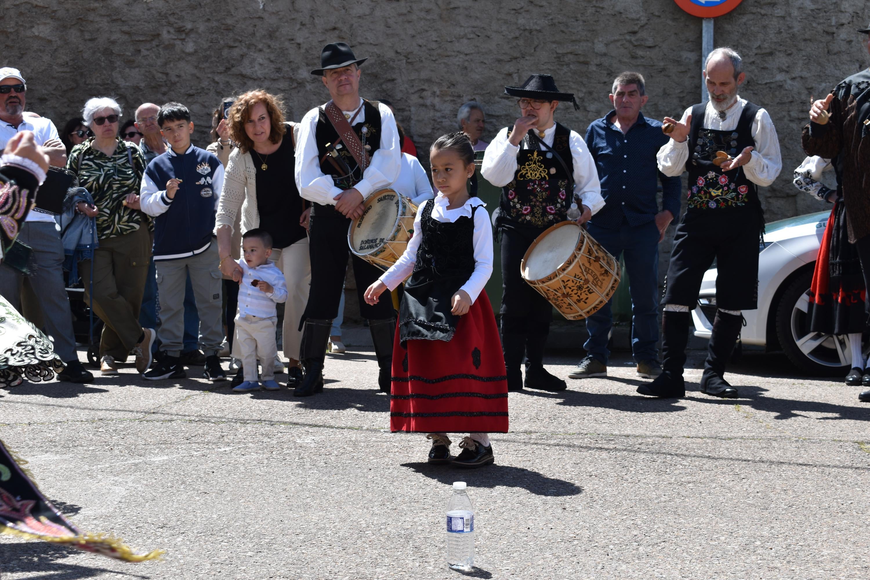 Doñinos abre el día grande de las fiestas de San Marcos con las citas religiosas y el reparto de vino y perronillas