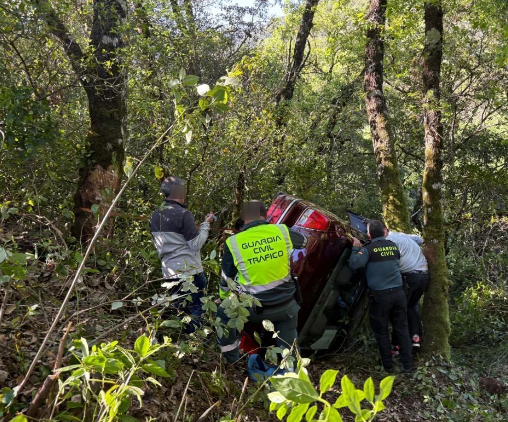 Así fue el rescate del hombre de 88 años atrapado en su coche tras un accidente en Santibáñez de la Sierra
