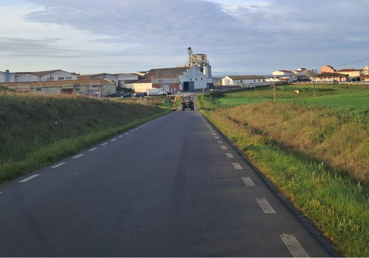 Limpieza de caminos en Alba con la maquinaria de Diputación