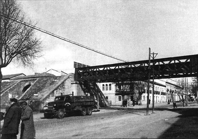 Así era el viaducto sobre el actual Torres Villarroel. A la izquierda, el paso hacia Gran Capitán.