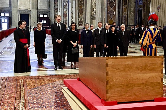 Representantes de España frente al féretro del papa Francisco
