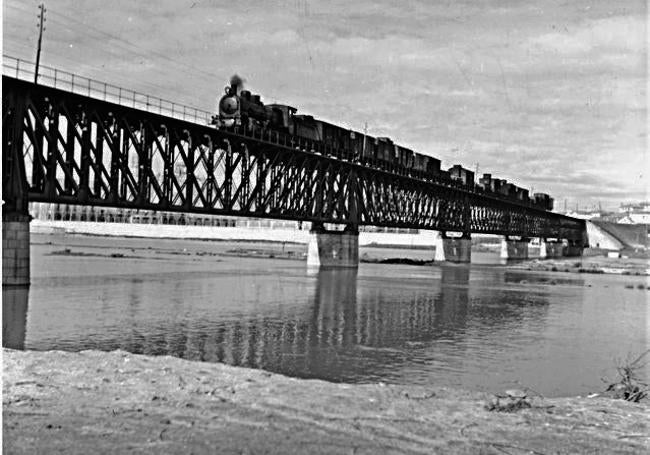 Vista del tren cruzando el puente del Pradillo. Foto tomada entre los años 40 y 50 por Manuel Escudero.