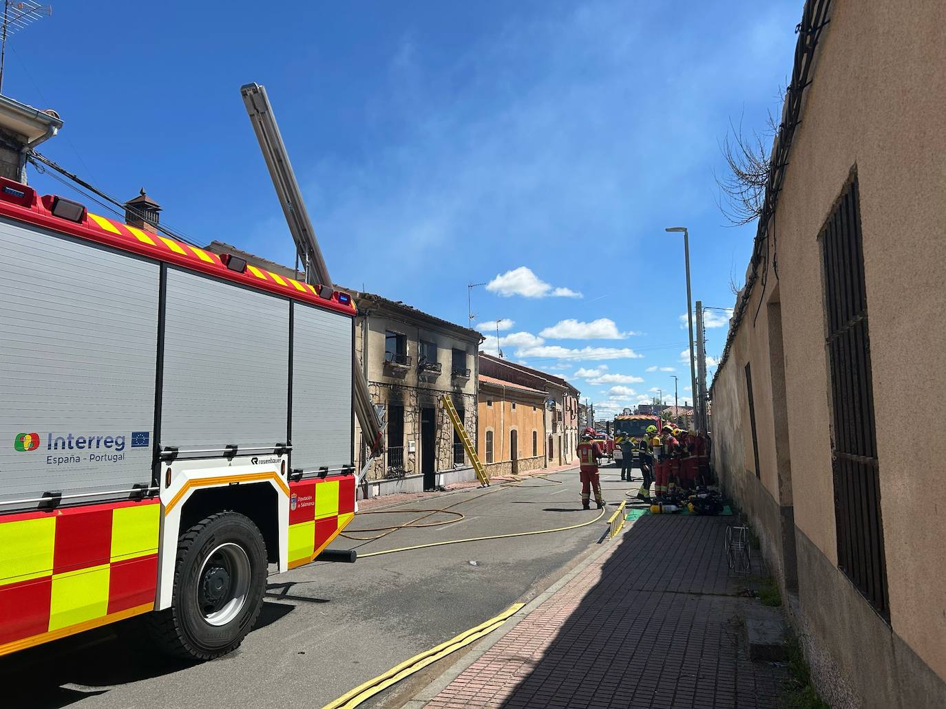 Totalmente calcinada: así ha quedado la vivienda incendiada en Calzada de Valdunciel con un herido por quemaduras