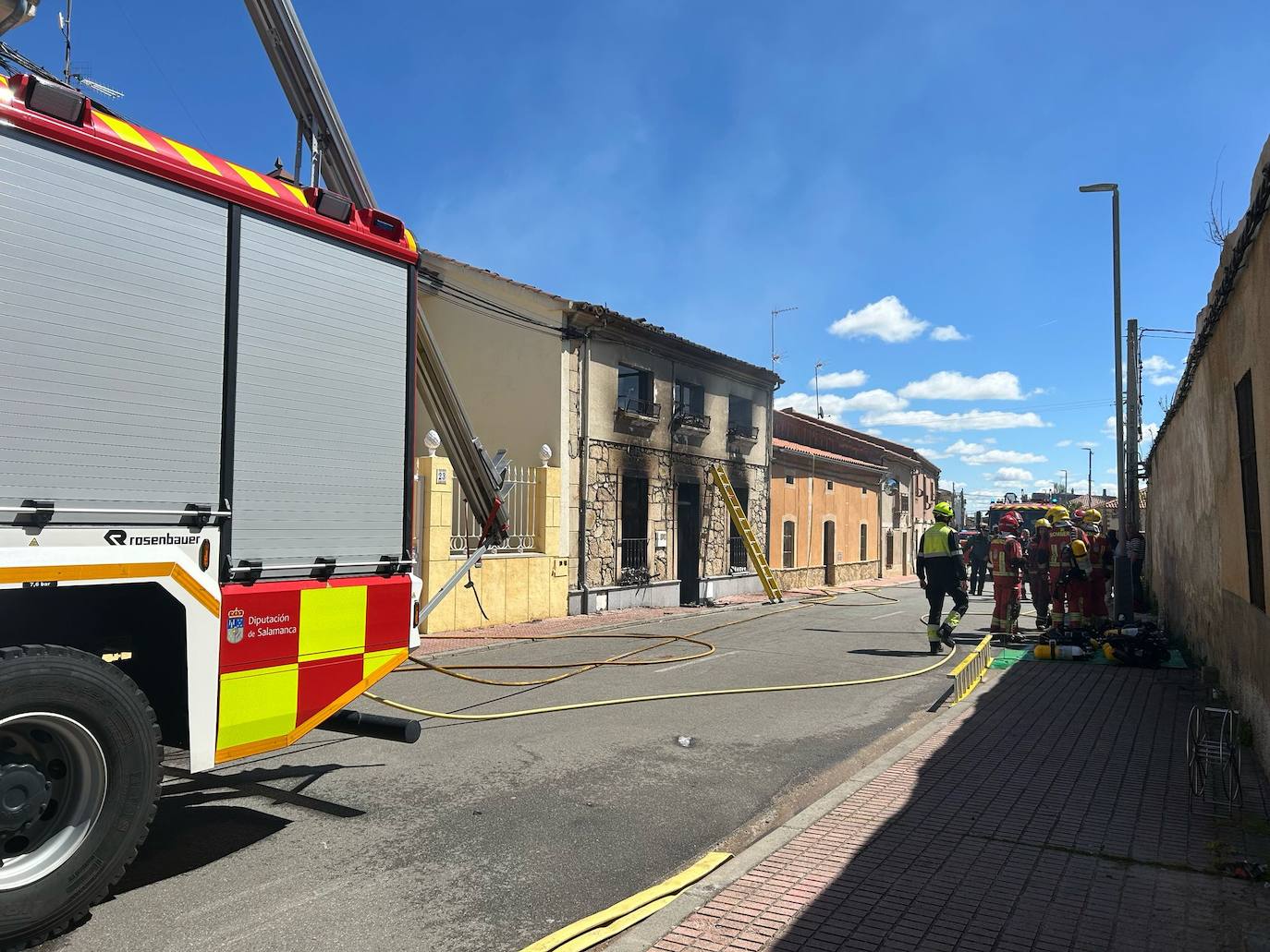 Totalmente calcinada: así ha quedado la vivienda incendiada en Calzada de Valdunciel con un herido por quemaduras