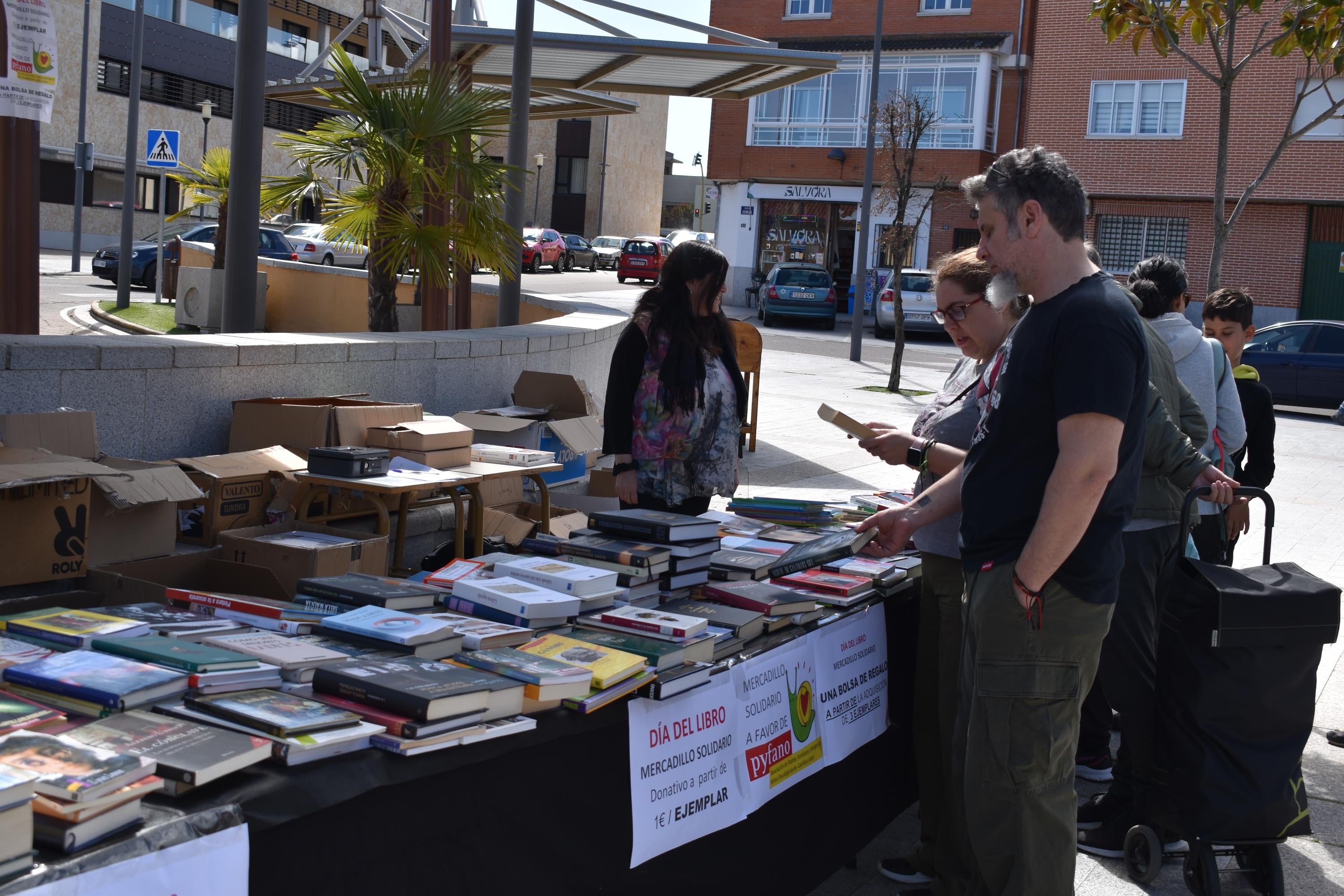 Nueva vida para los libros de Villares de la Reina con fines solidarios