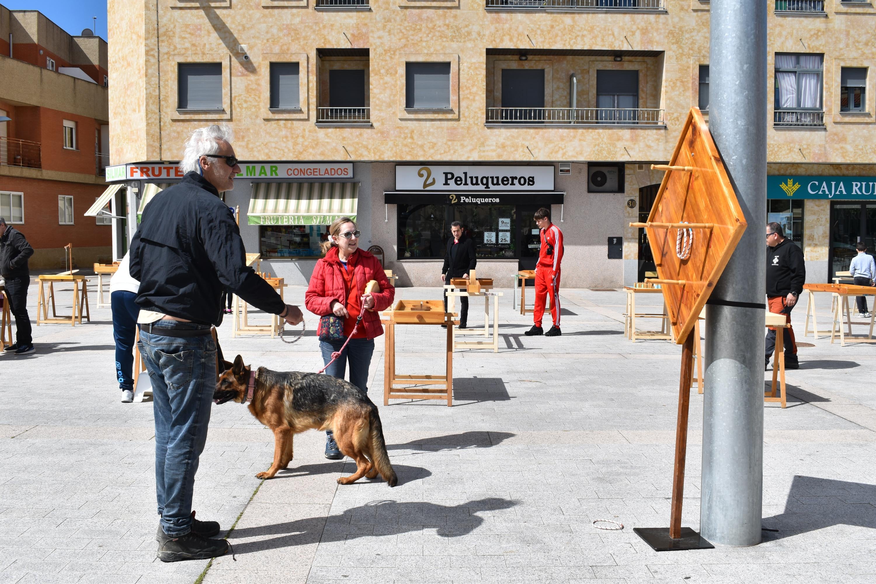 Nueva vida para los libros de Villares de la Reina con fines solidarios