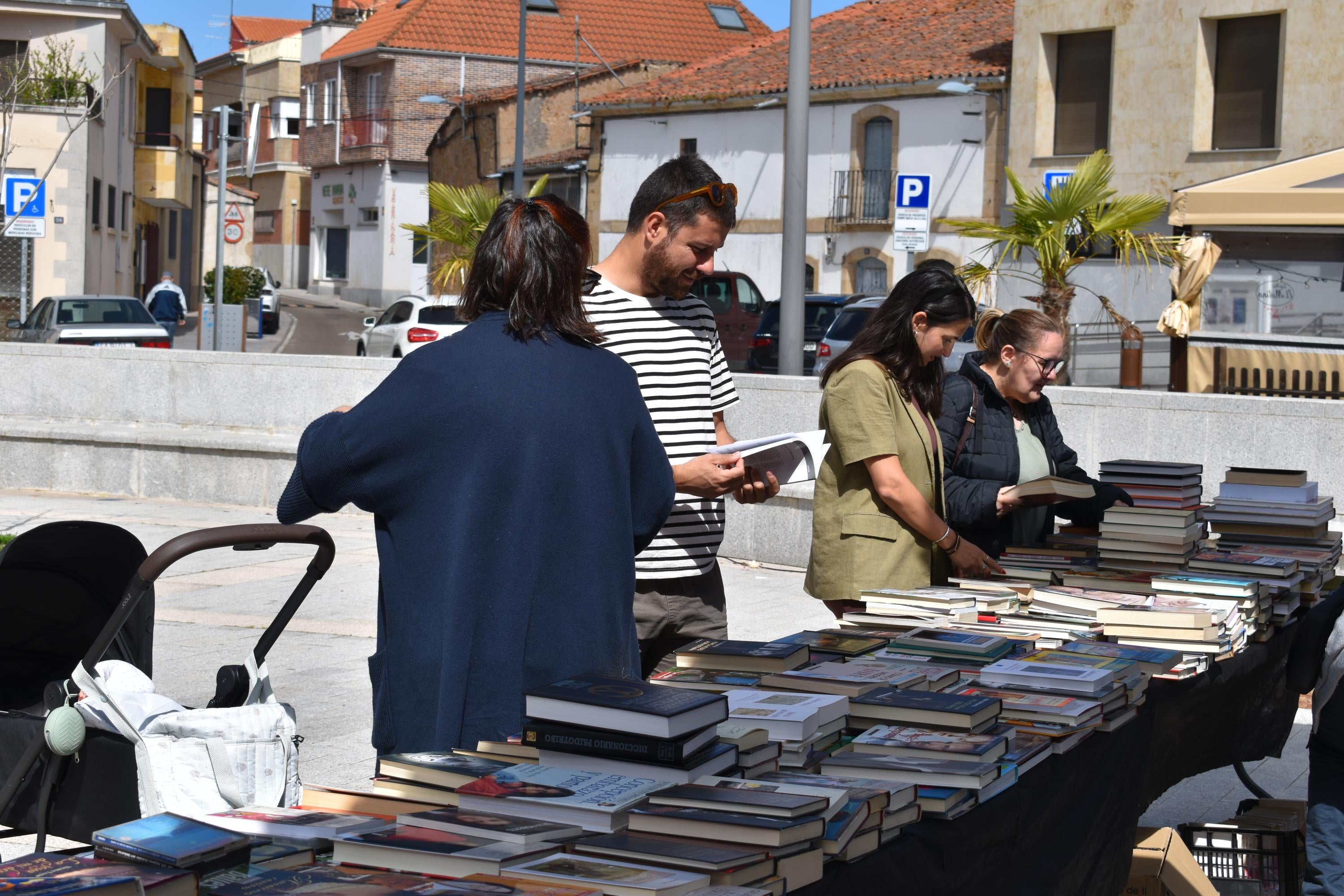 Nueva vida para los libros de Villares de la Reina con fines solidarios