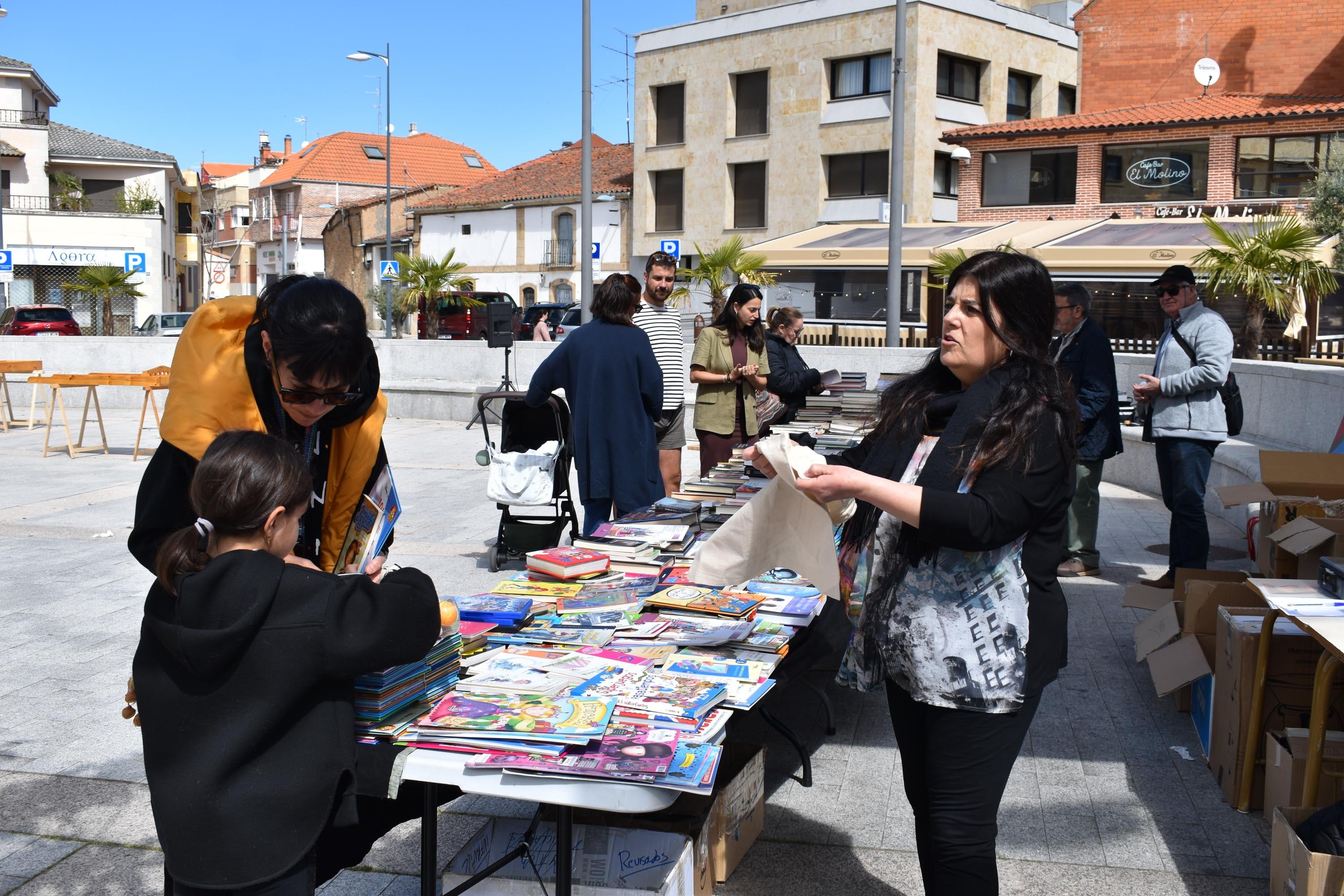 Nueva vida para los libros de Villares de la Reina con fines solidarios