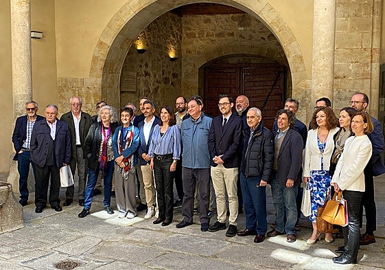 El jurado de la Asociación Española de Críticos Literarios junto al concejal de Cultura, Ángel Ferández Silva.
