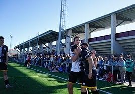 Los jugadores juveniles de Unionistas se abrazan festejando el triunfo en medio de un gran ambiente en el anexo al Reina Sofía.
