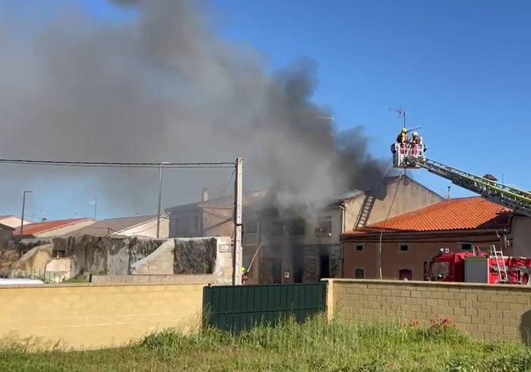 Vídeo de la vivienda incendiada en Calzada de Valdunciel este sábado.