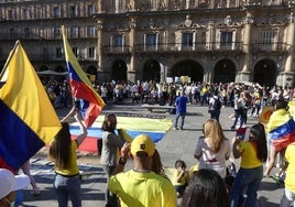 Una manifestación de colombianos en la Plaza Mayor.