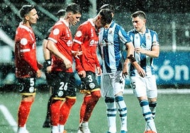 Los defensas de Unionistas Mikel Serrano y Carlos García miran al suelo.