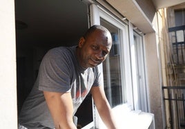 El senegalés Cheikh Ab Mbake Deme, «Bamba», en su casa.