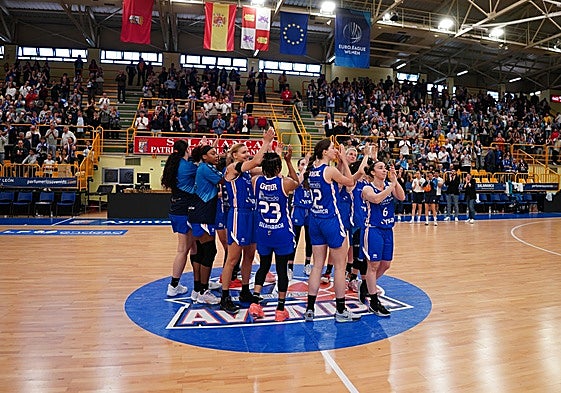 Las jugadoras del Perfumerías Avenida celebran la clasificación para las semifinales.