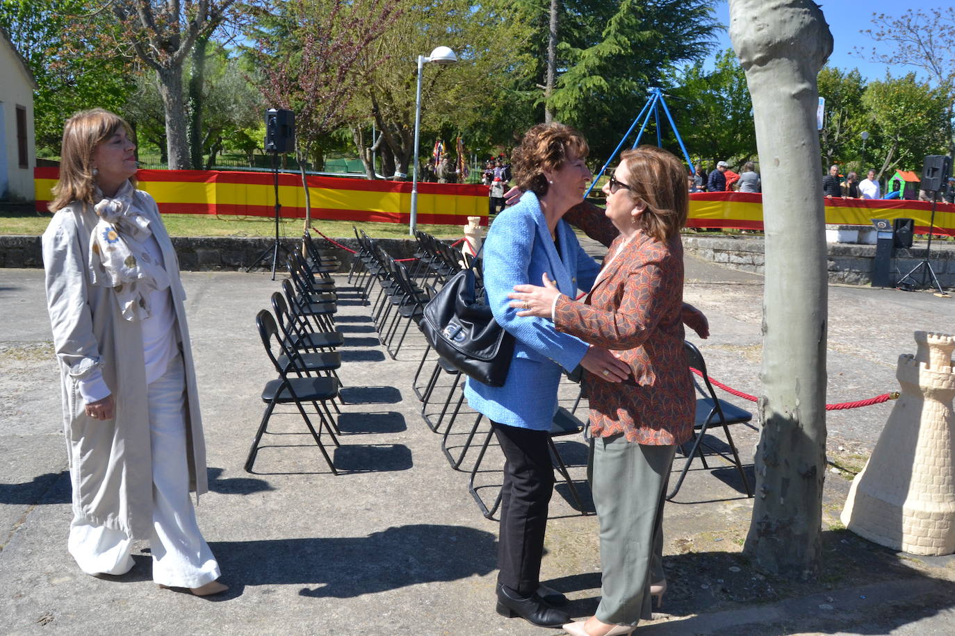 Aldeadávila alza la bandera y disfruta de una parada militar