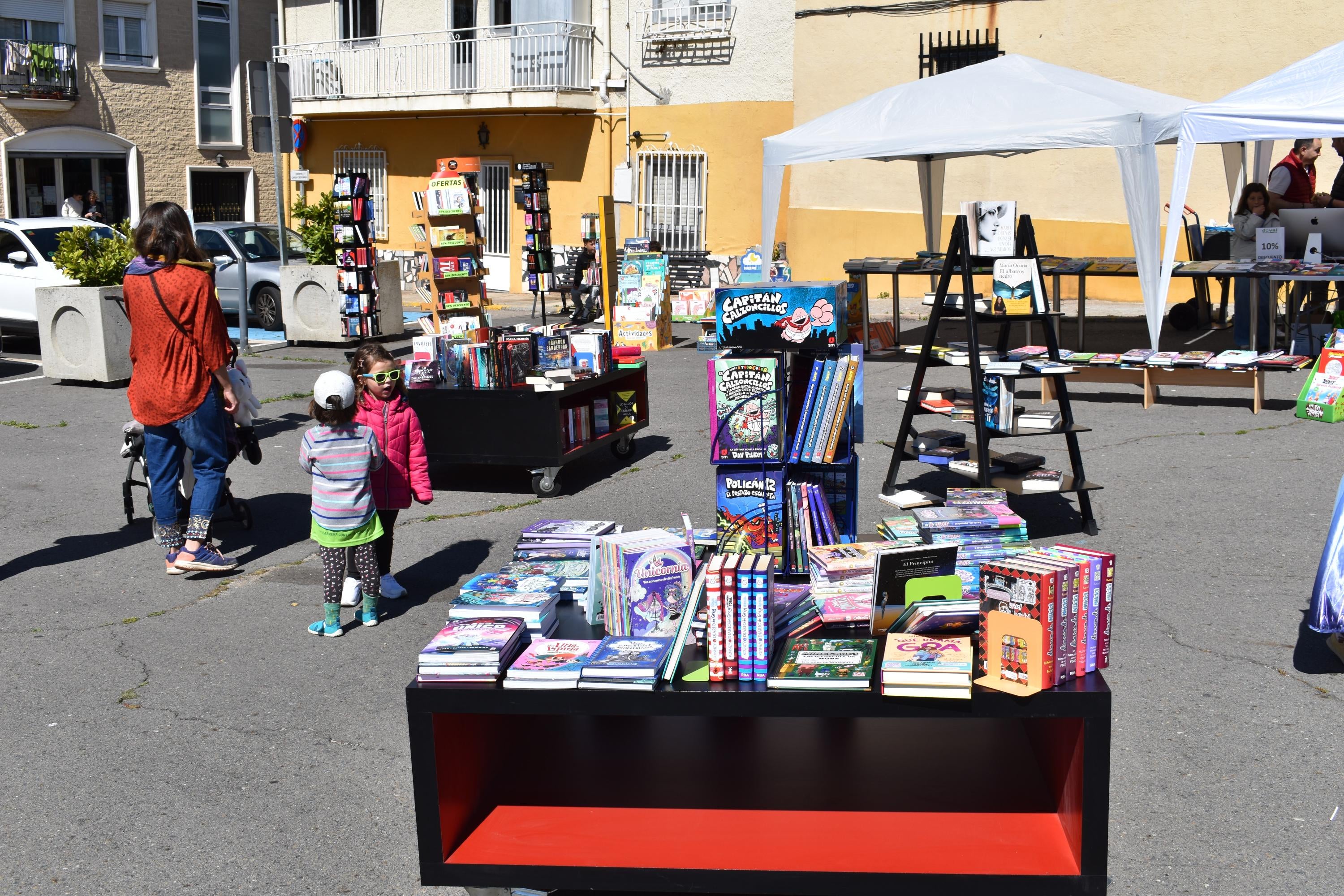 Cabrerizos disfruta de su particular Feria del Libro con tintes solidarios