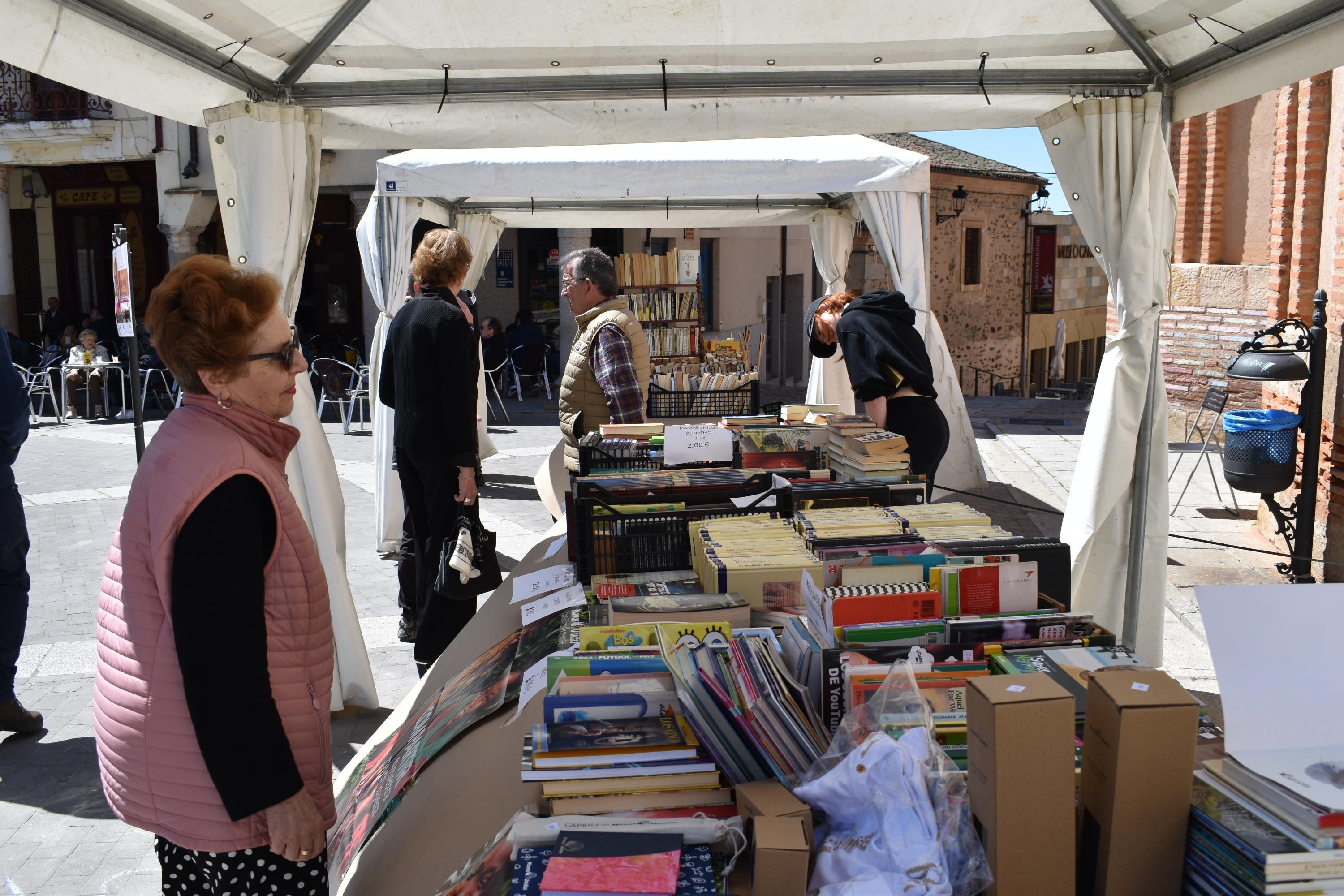 Libros, solidaridad y microrrelatos de esperanza en Alba de Tormes
