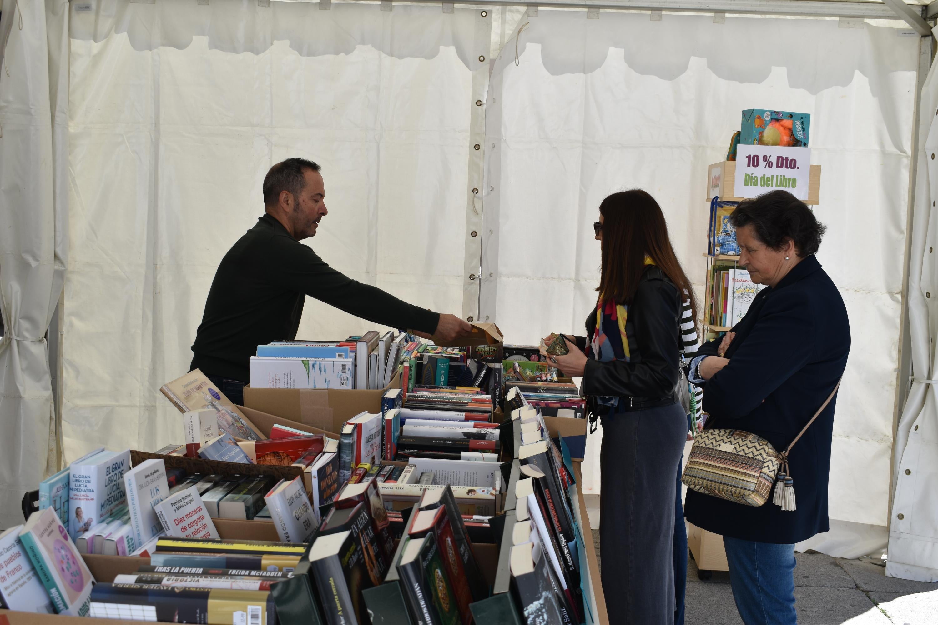 Libros, solidaridad y microrrelatos de esperanza en Alba de Tormes