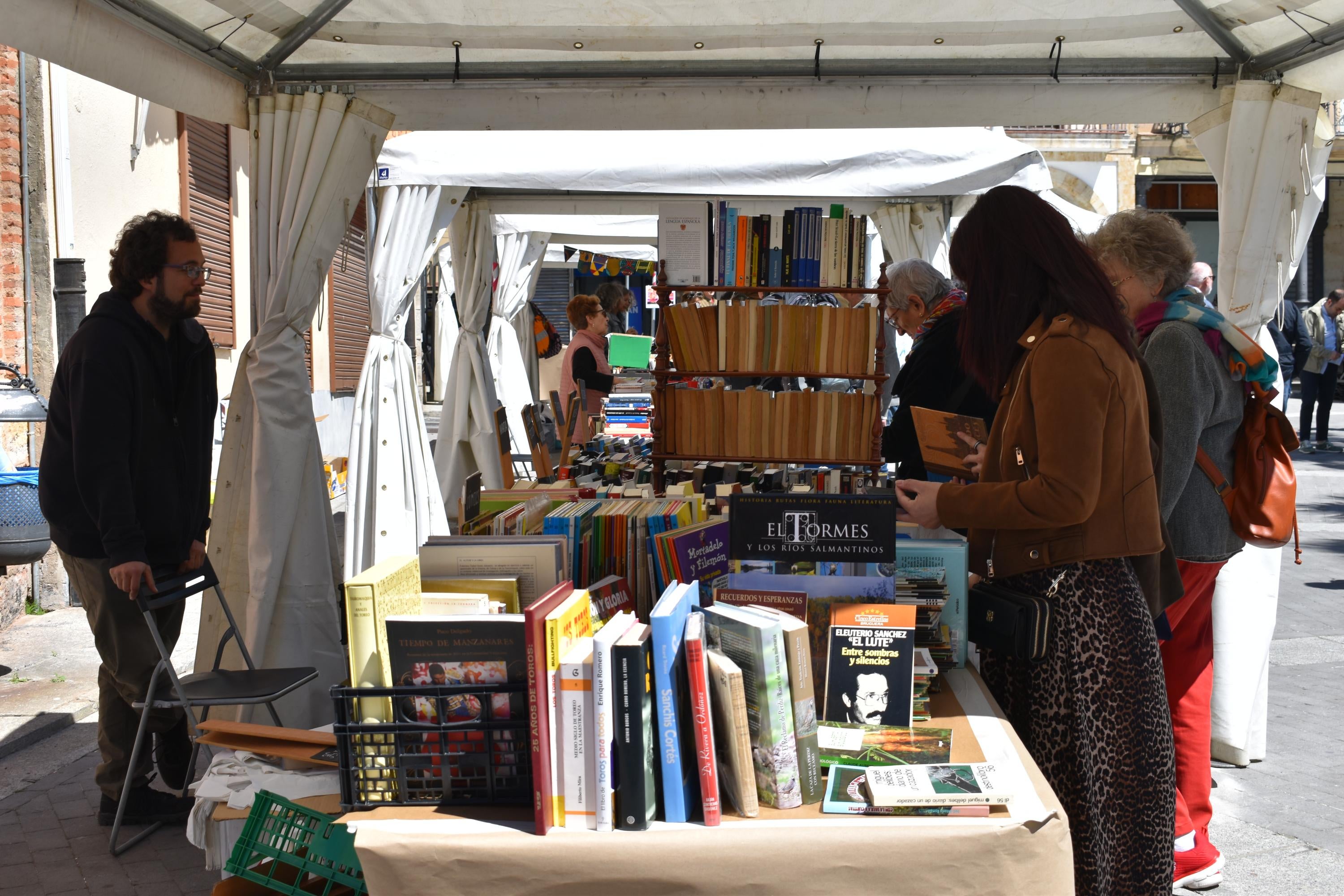 Libros, solidaridad y microrrelatos de esperanza en Alba de Tormes