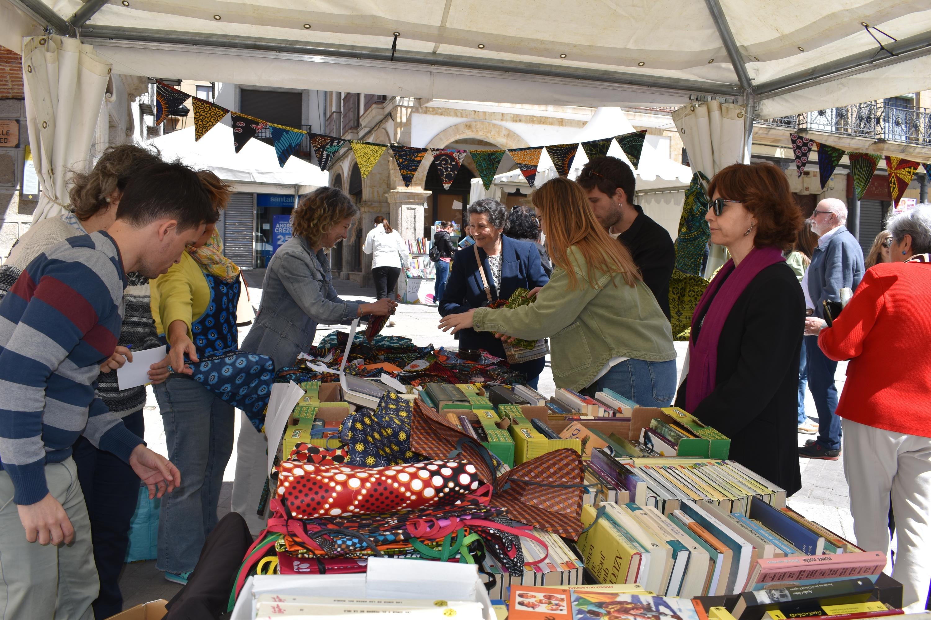 Libros, solidaridad y microrrelatos de esperanza en Alba de Tormes