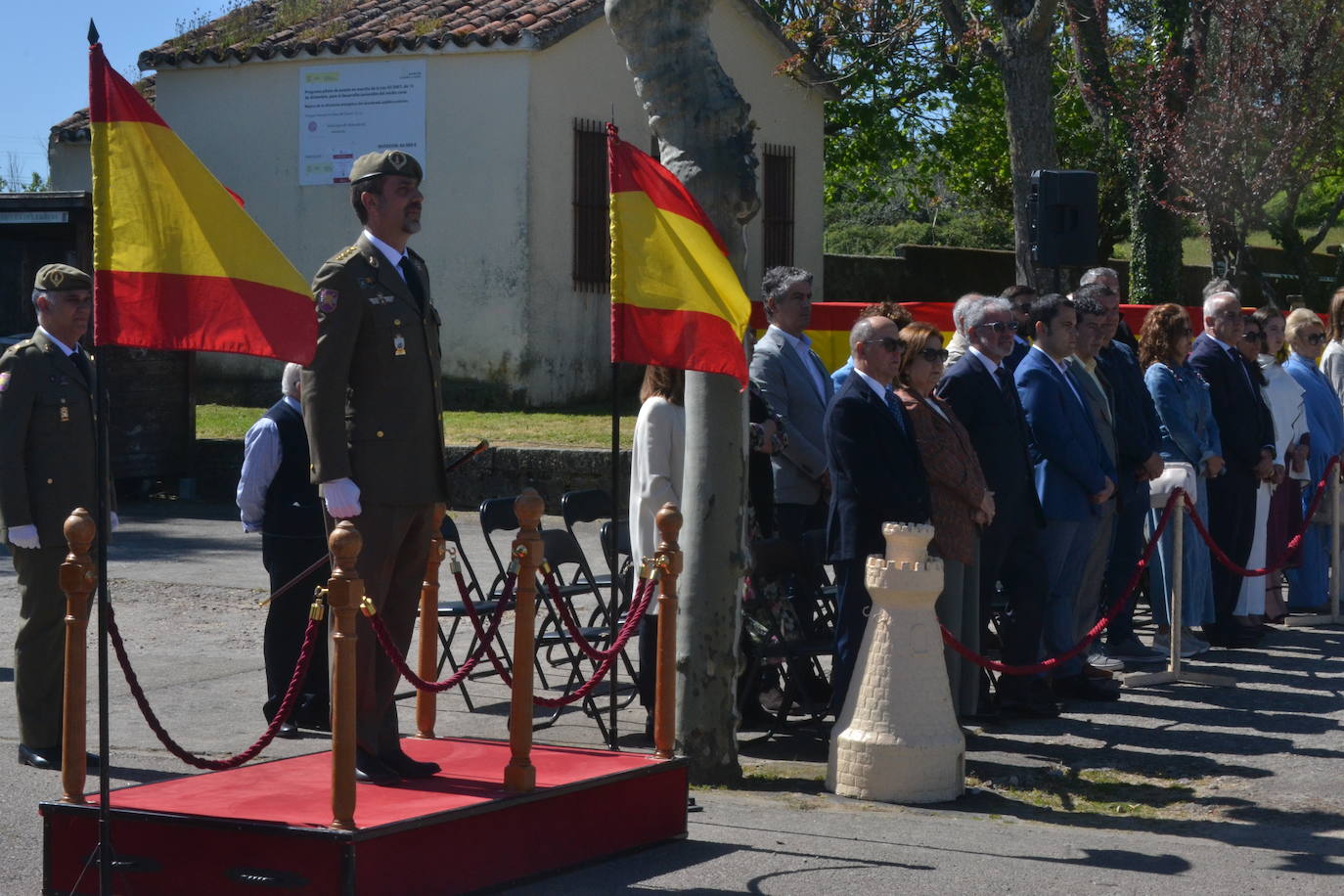 Aldeadávila alza la bandera y disfruta de una parada militar