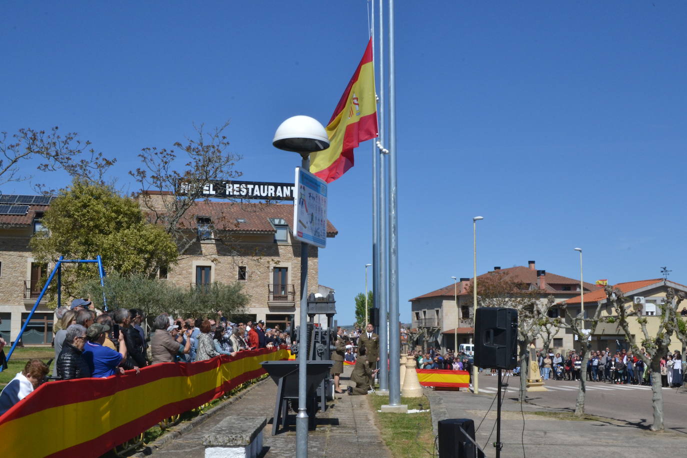 Aldeadávila alza la bandera y disfruta de una parada militar