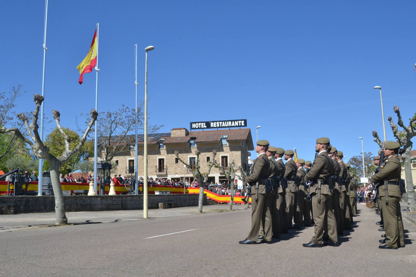 Aldeadávila alza la bandera y disfruta de una parada militar