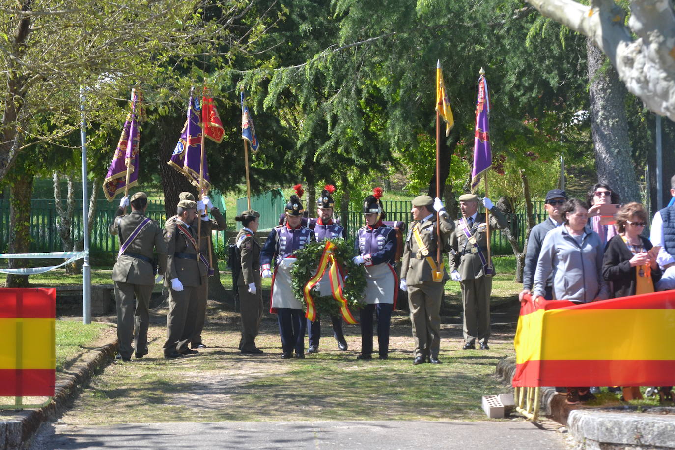 Aldeadávila alza la bandera y disfruta de una parada militar