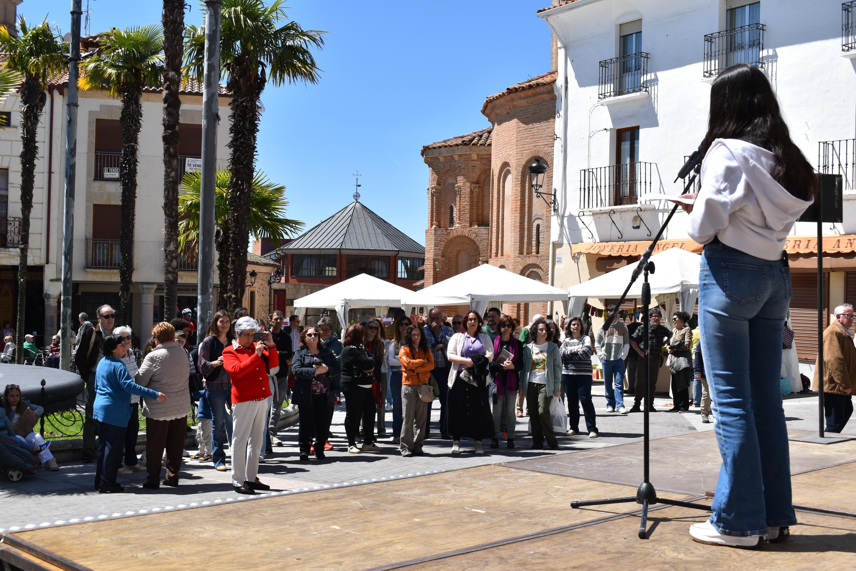 Libros, solidaridad y microrrelatos de esperanza en Alba de Tormes