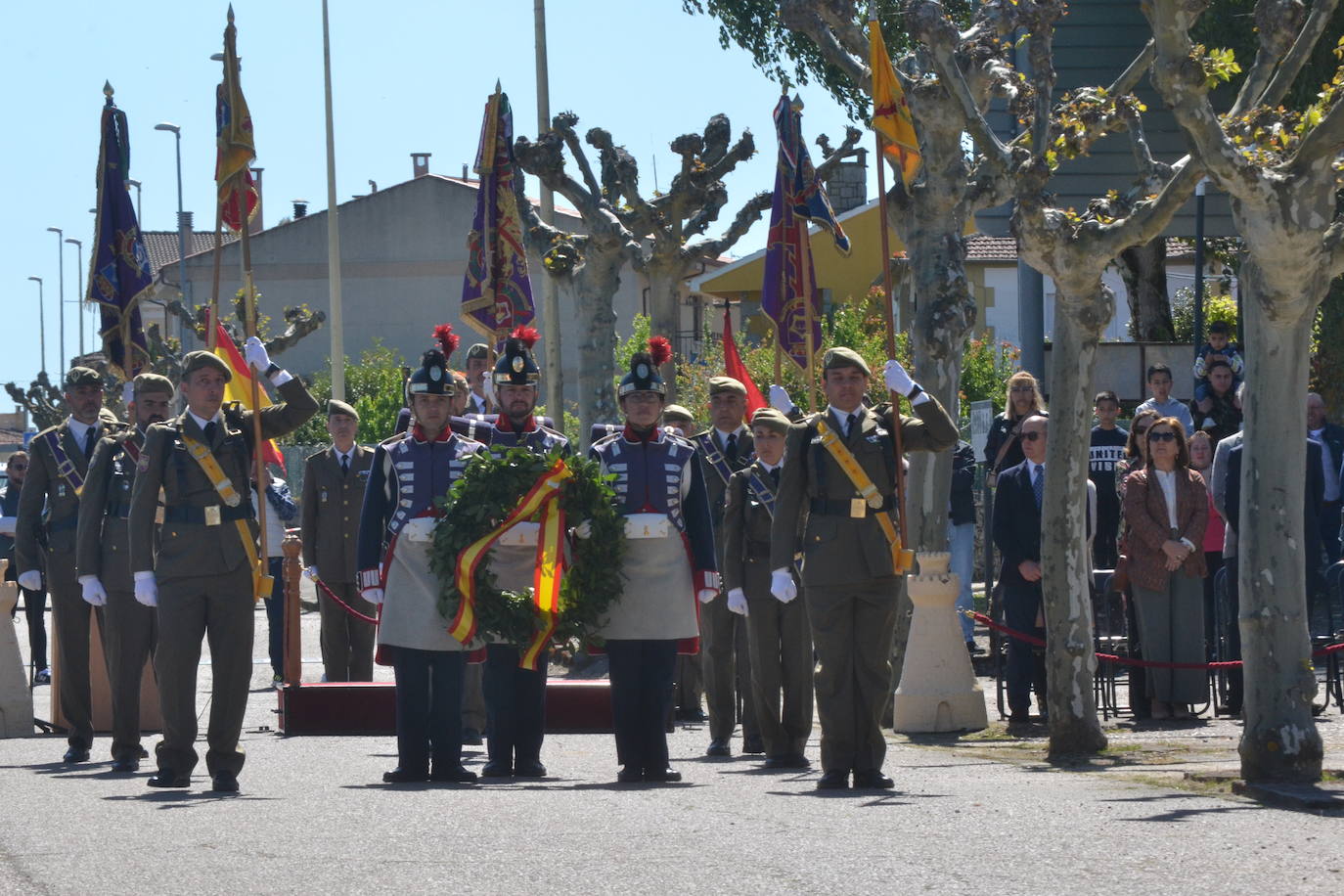 Aldeadávila alza la bandera y disfruta de una parada militar