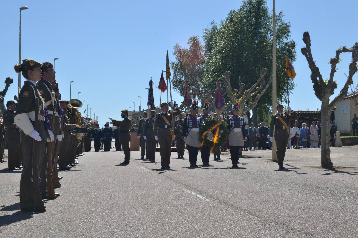 Aldeadávila alza la bandera y disfruta de una parada militar