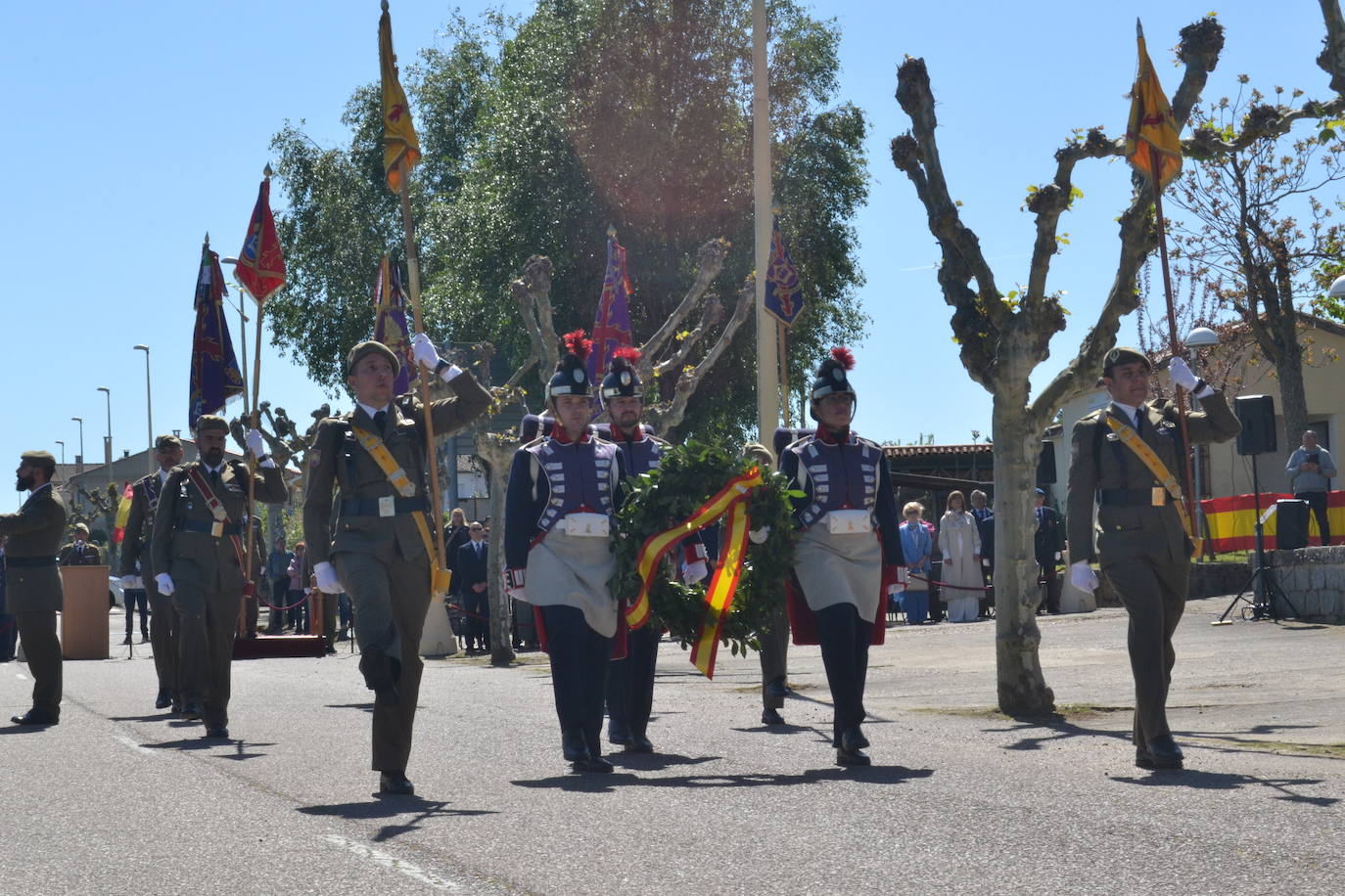 Aldeadávila alza la bandera y disfruta de una parada militar