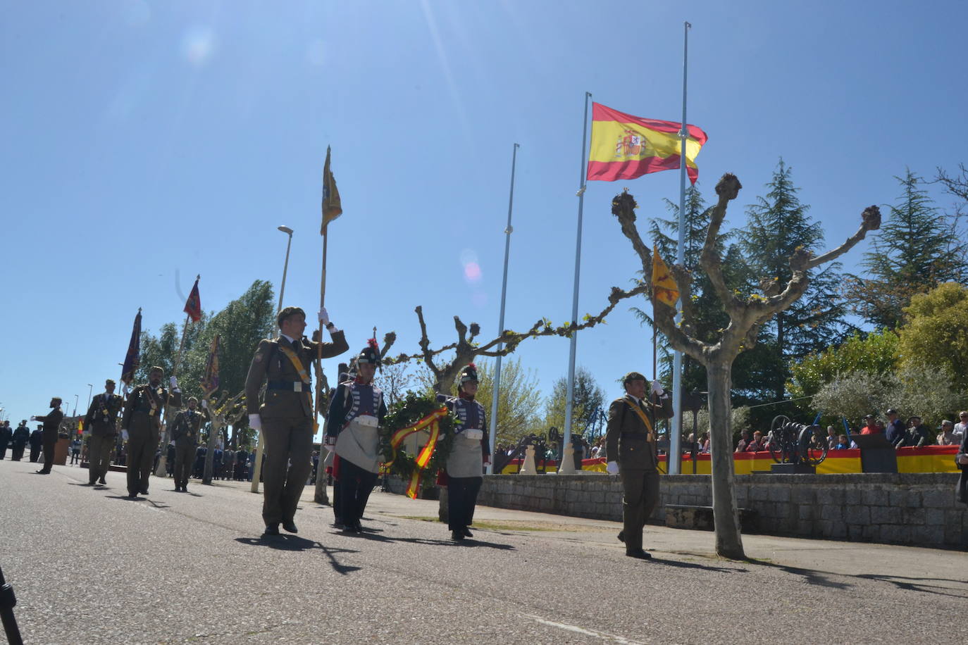 Aldeadávila alza la bandera y disfruta de una parada militar