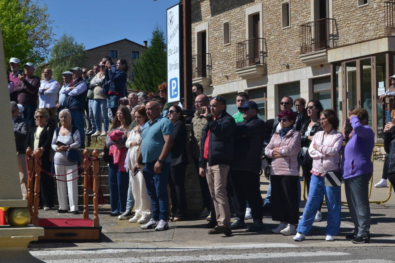 Aldeadávila alza la bandera y disfruta de una parada militar