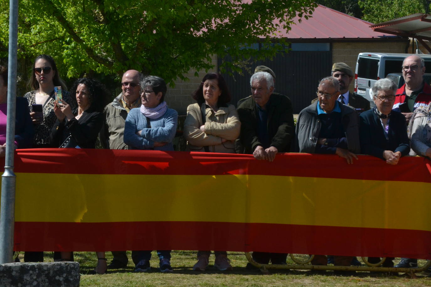 Aldeadávila alza la bandera y disfruta de una parada militar
