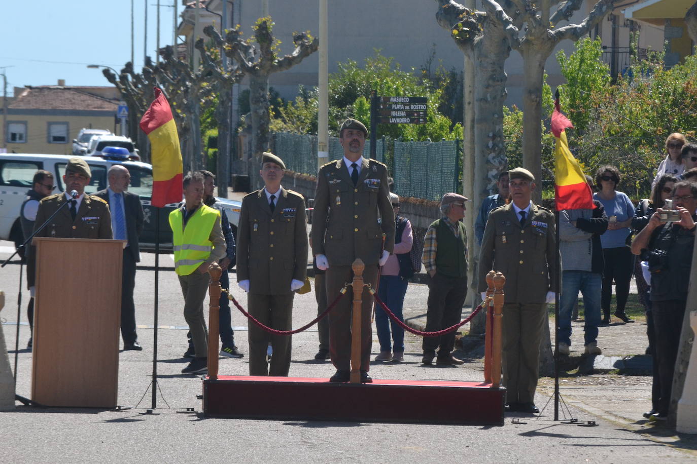 Aldeadávila alza la bandera y disfruta de una parada militar