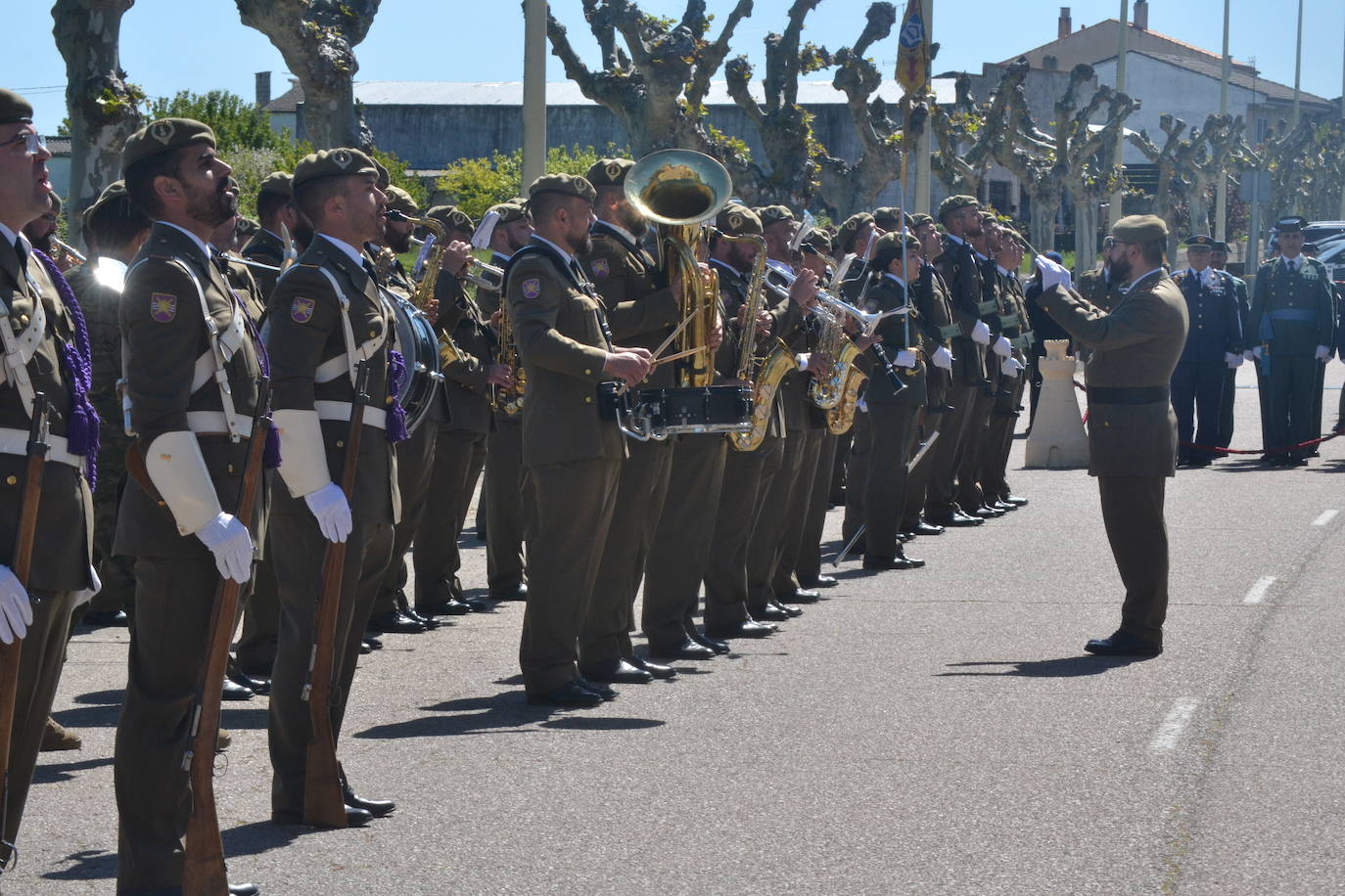 Aldeadávila alza la bandera y disfruta de una parada militar