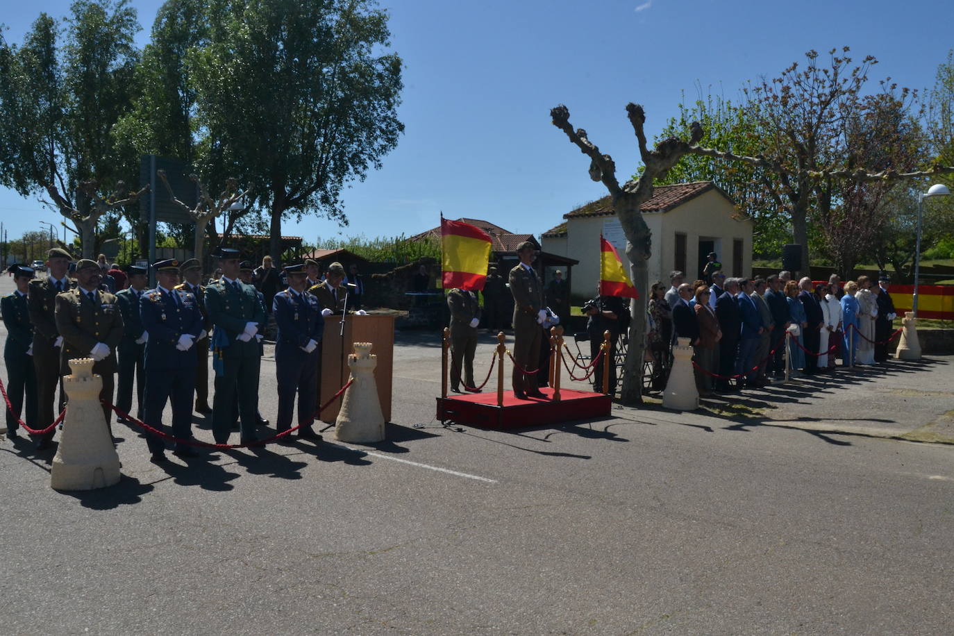 Aldeadávila alza la bandera y disfruta de una parada militar