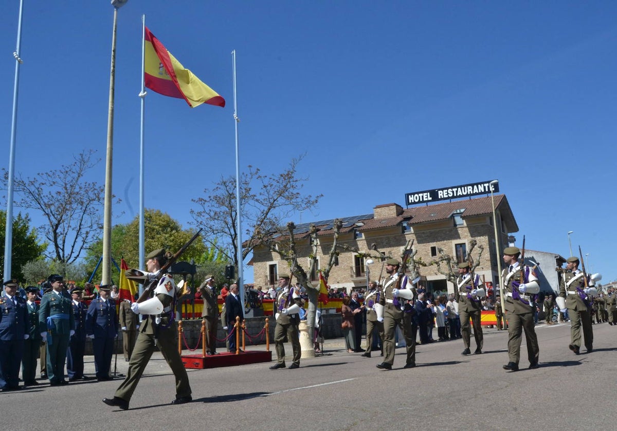 Aldeadávila alza la bandera y disfruta de una parada militar