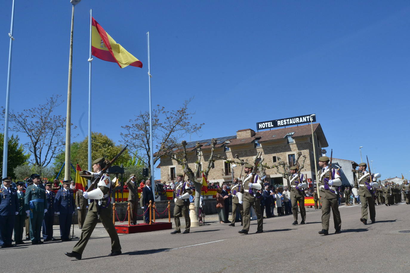 Aldeadávila alza la bandera y disfruta de una parada militar