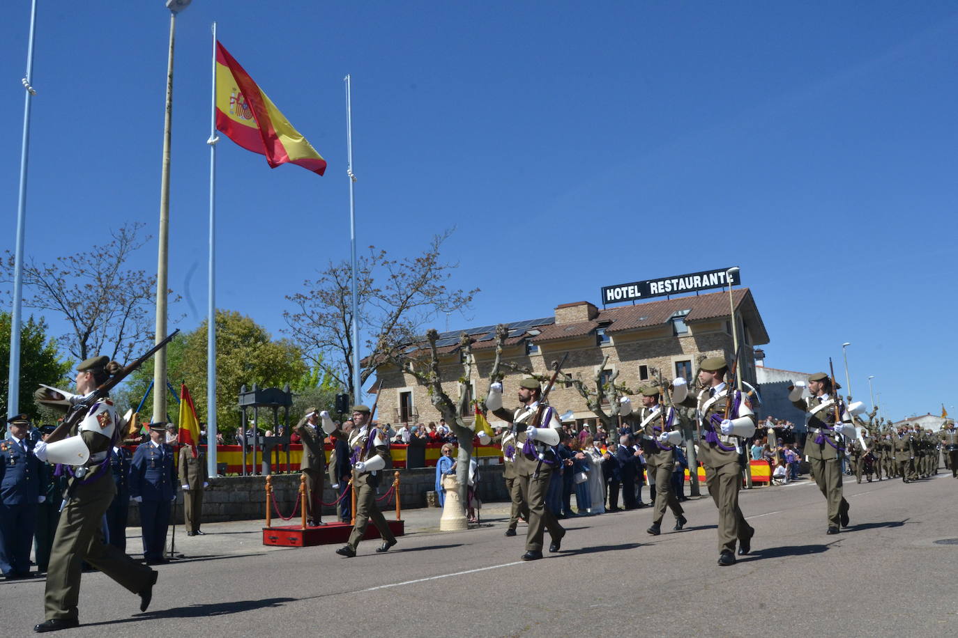 Aldeadávila alza la bandera y disfruta de una parada militar