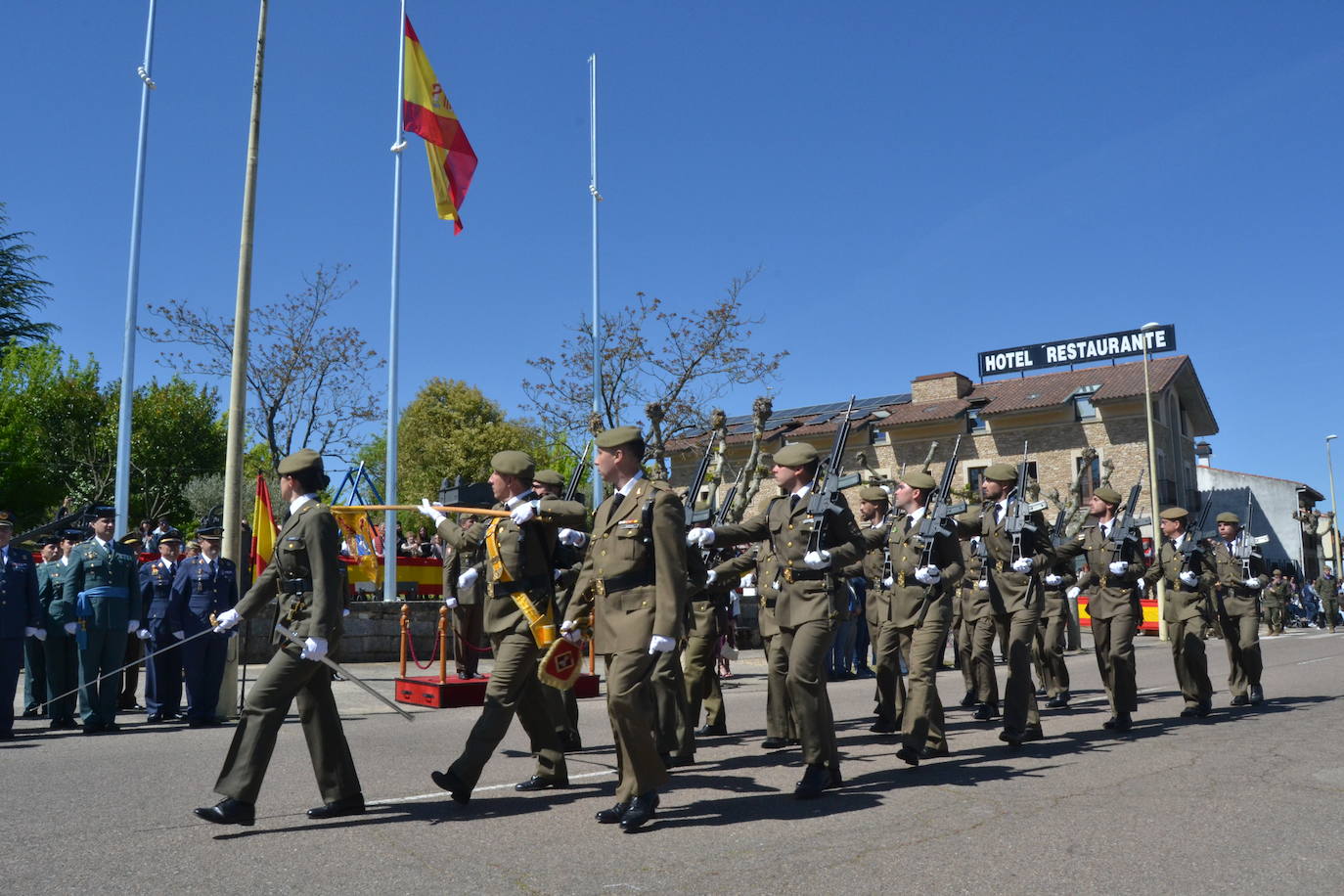 Aldeadávila alza la bandera y disfruta de una parada militar