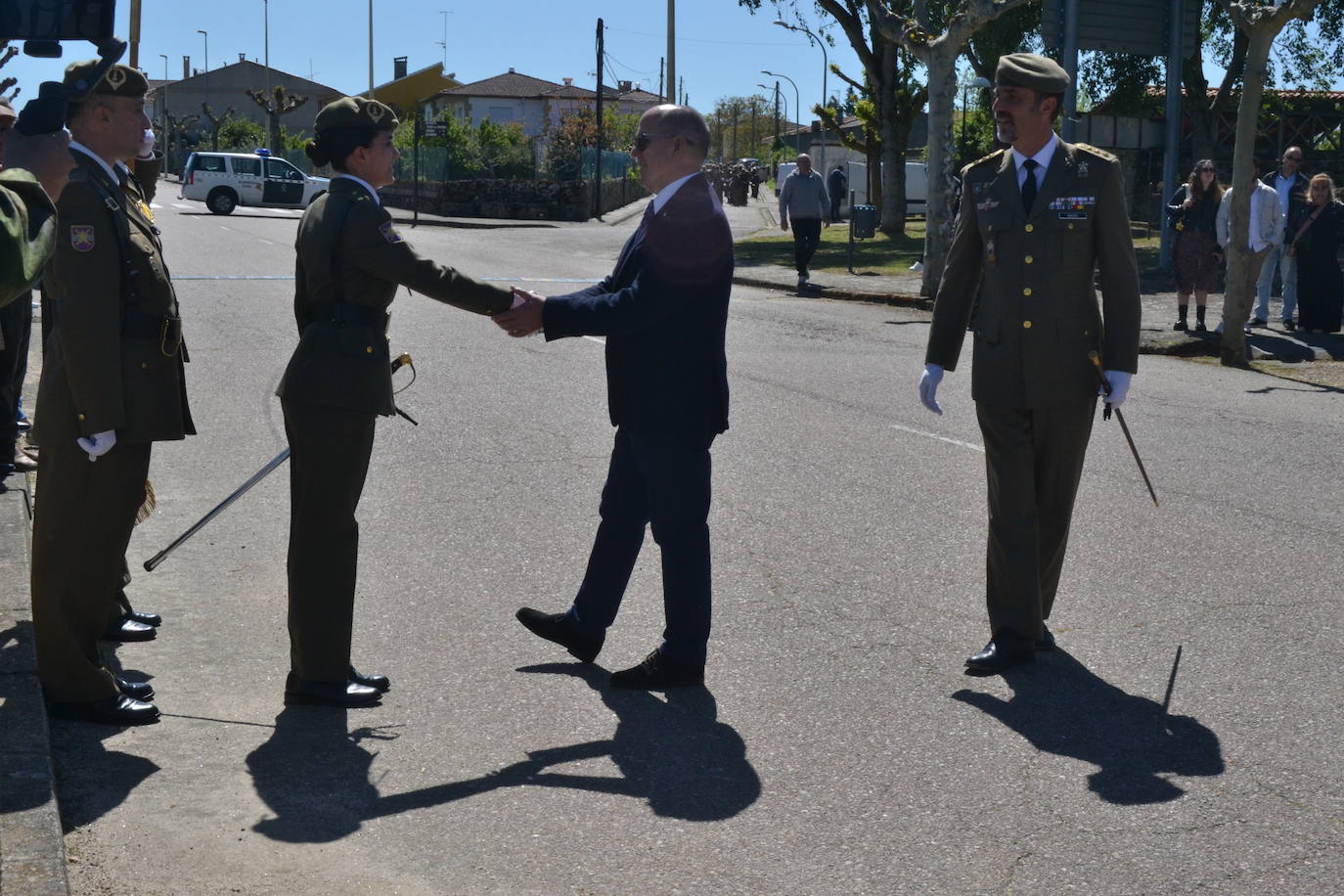 Aldeadávila alza la bandera y disfruta de una parada militar