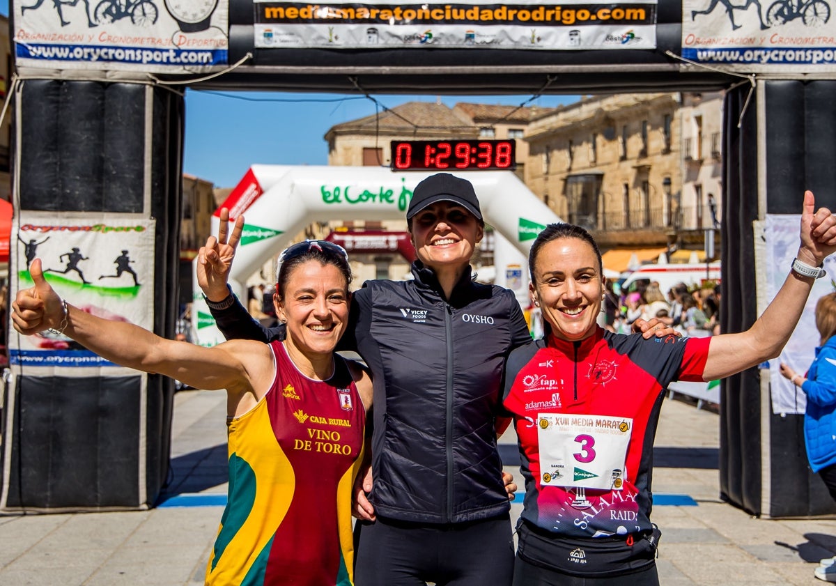 Imagen principal - Cristiano Pereira y Gema Martín se llevan la Media Maratón de Ciudad Rodrigo en su mayoría de edad