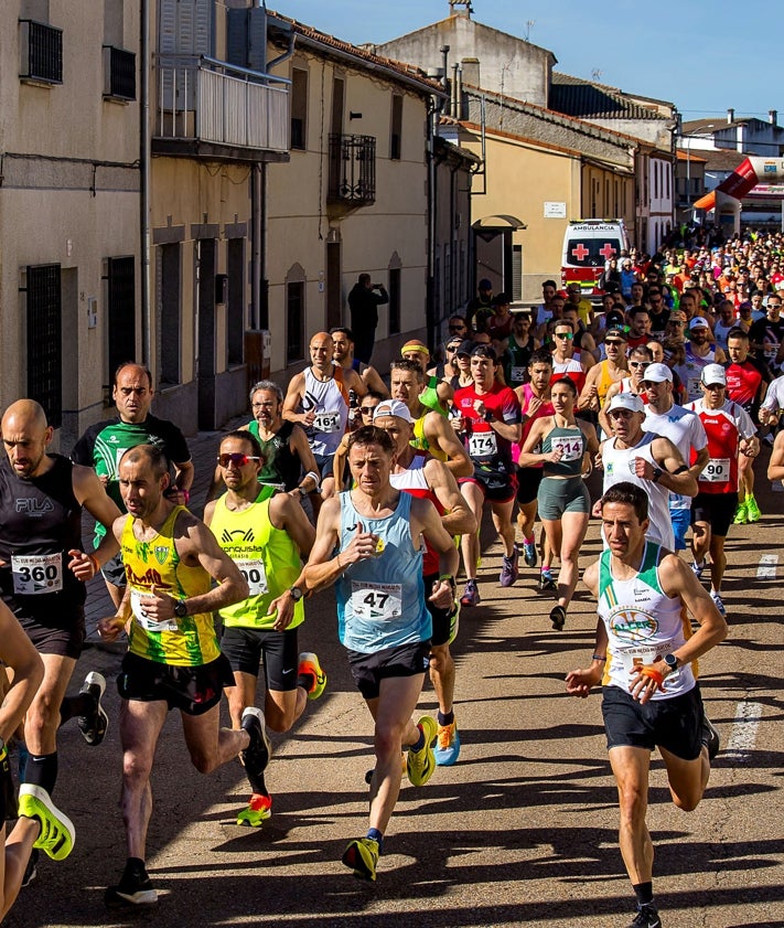 Imagen secundaria 2 - Cristiano Pereira y Gema Martín se llevan la Media Maratón de Ciudad Rodrigo en su mayoría de edad