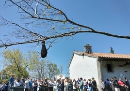 Momento en el que comienza a elevarse la picota para colocarla en el hoyo frente a la ermita