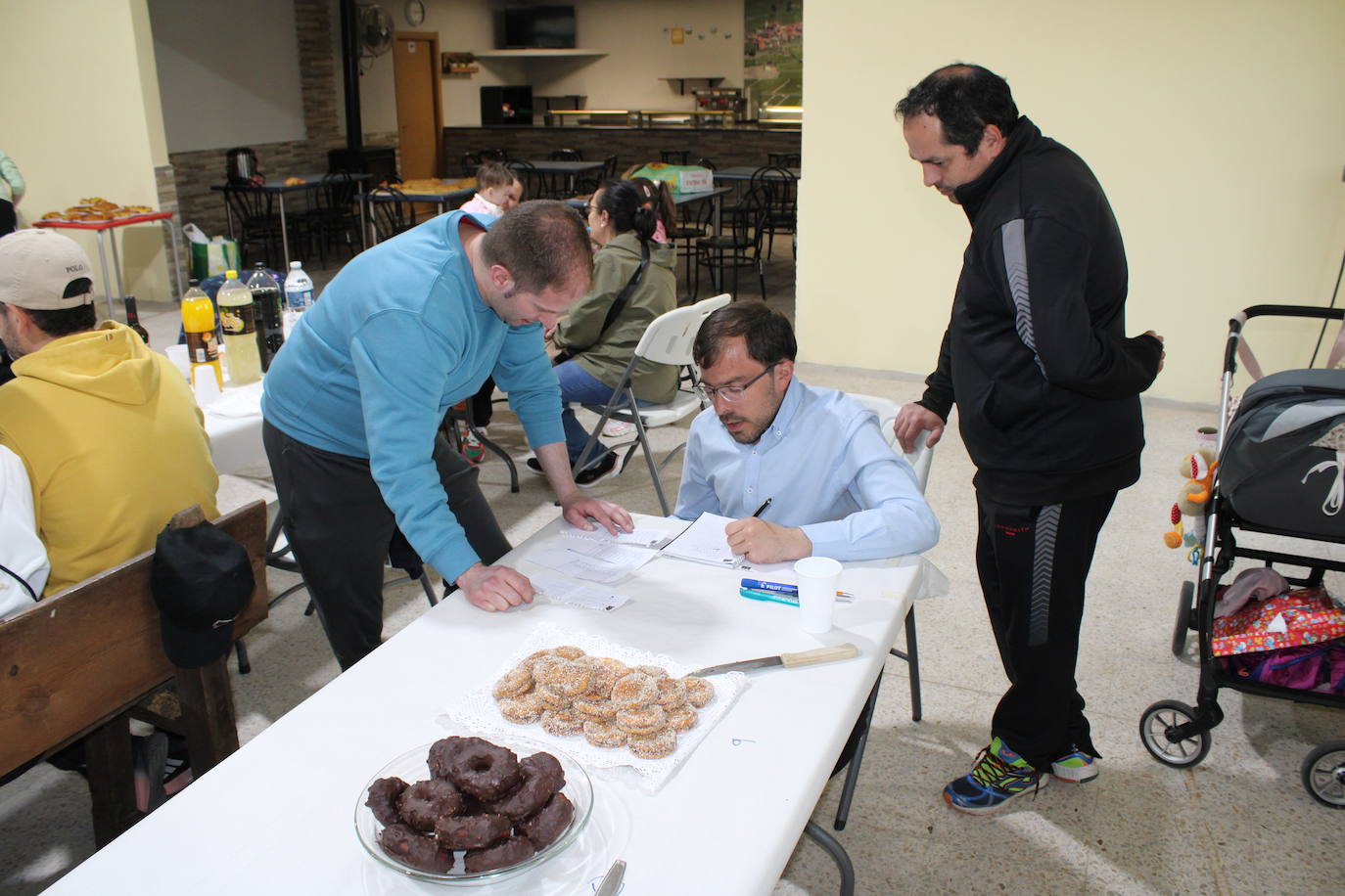 Pizarral disfruta del hornazo en la antesala del Lunes de Aguas