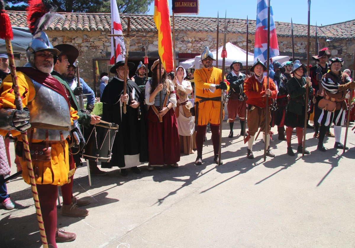 Morille disfruta del buen yantar y la presencia del Tercio de Salamanca
